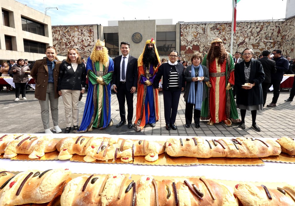 rosaicela_'s tweet photo. En la @SEGOB_mx compartimos la rosca de #DíaDeReyes, para convivir con el personal y disfrutar de esta tradición mexicana que nos trae bellos recuerdos de la infancia. 🤴🏼🤴🏽🤴🏿¡¡Felicidades a los niños y niñas de México!! 👧🏻👦 https://t.co/tj2Gb0hqgi