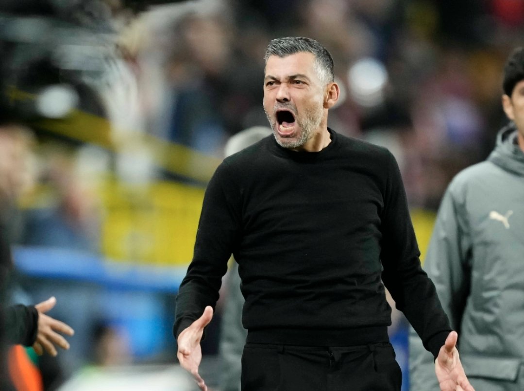 Rimonta 2 gol all'Inter con la firma di Abraham posizionato da esterno destro.
Si stira per esultare.
Carica spalti gremiti di arabi con la sua furia cieca.
TI SEGUIREMO OVUNQUE PAZZO CRIMINALE.