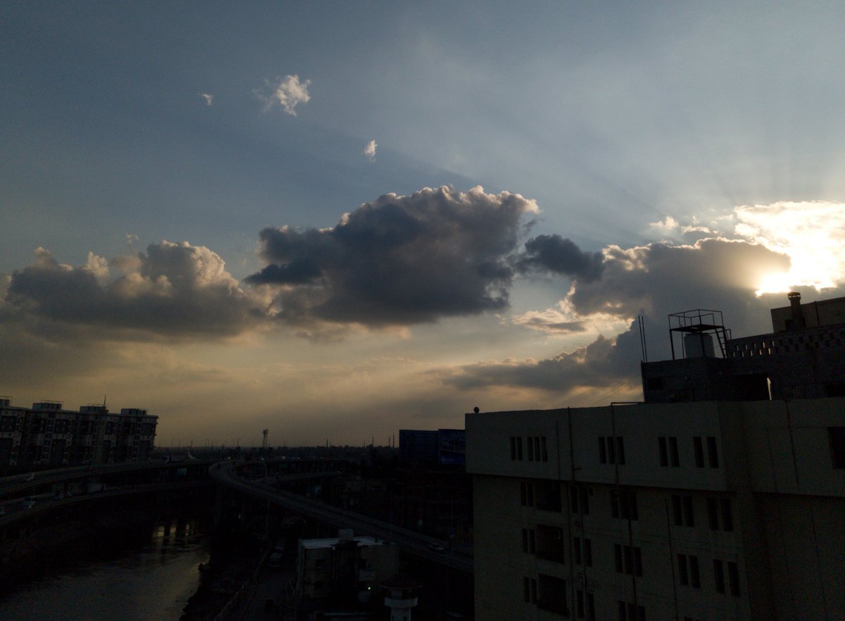 KamalNagy's tweet photo. Every sunset is considered a beautiful masterpiece of an ending, but not all endings are happy. 🍂#picoftheday #photooftheday #naturephotography #skylovers #2aplus #Nothing #nothing_phone_2a_plus #sky #paintings #skyphotography #skylovershots #skycolors #skyview #sunsets https://t.co/vq4sL96LuR