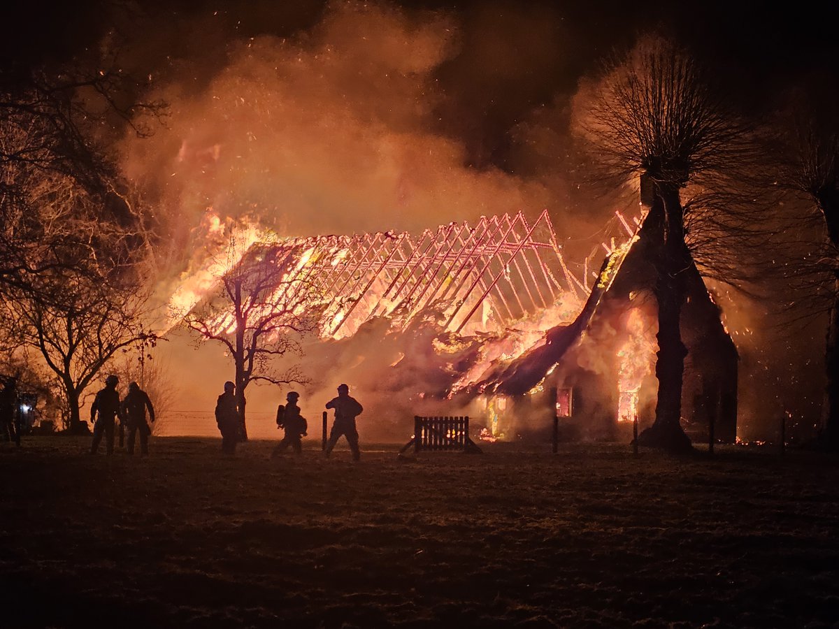 Grote brand in Witterhaar bij Assen: woonboerderij verloren
