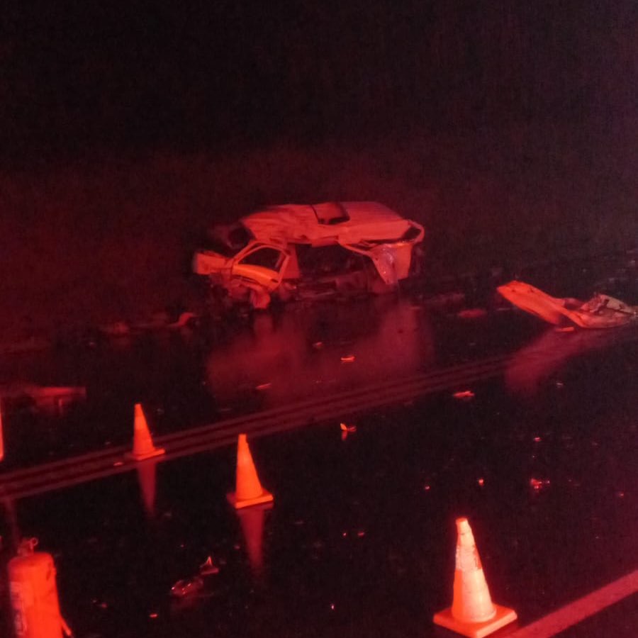 DasenThathiah's tweet photo. BREAKING NEWS | 18 people have lost their lives in a deadly crash on Van Reenen’s Pass this evening. 

A truck, minibus and a light motor vehicle collided on the N3, killing 13 adults and five children. 

Reports from the scene suggest a baby has survived the accident with serious injuries. 

Authorities are still at the scene, and the @N3Route has advised motorists to delay their trips where possible. @eNCA #DStv403