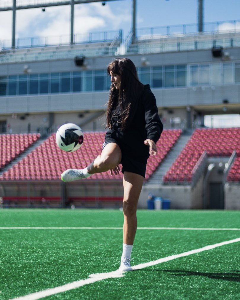 DAZNWFootball's tweet photo. 1️⃣0️⃣0️⃣ days until the first professional women’s soccer league kick off in Canada! 🇨🇦⚽️

📷: @NorthernSuperLg https://t.co/9zGSHbFgwj