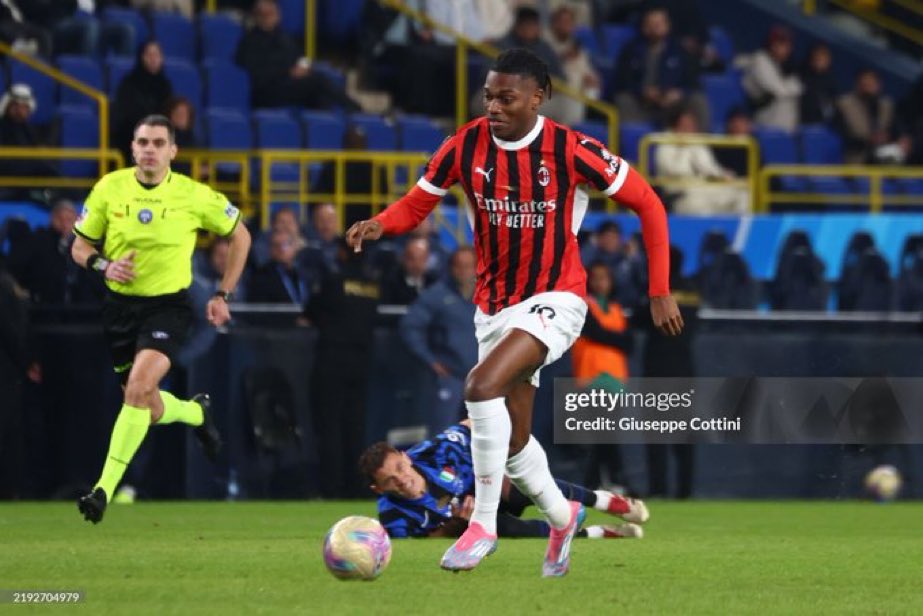 AC_MilanFR's tweet image. Impliqué sur TROIS BUTS en rentrant à la 48e. Simplement, Rafael Leão. 🇵🇹

Le meilleur joueur d’Italie et un des touts meilleurs au monde. 🌟