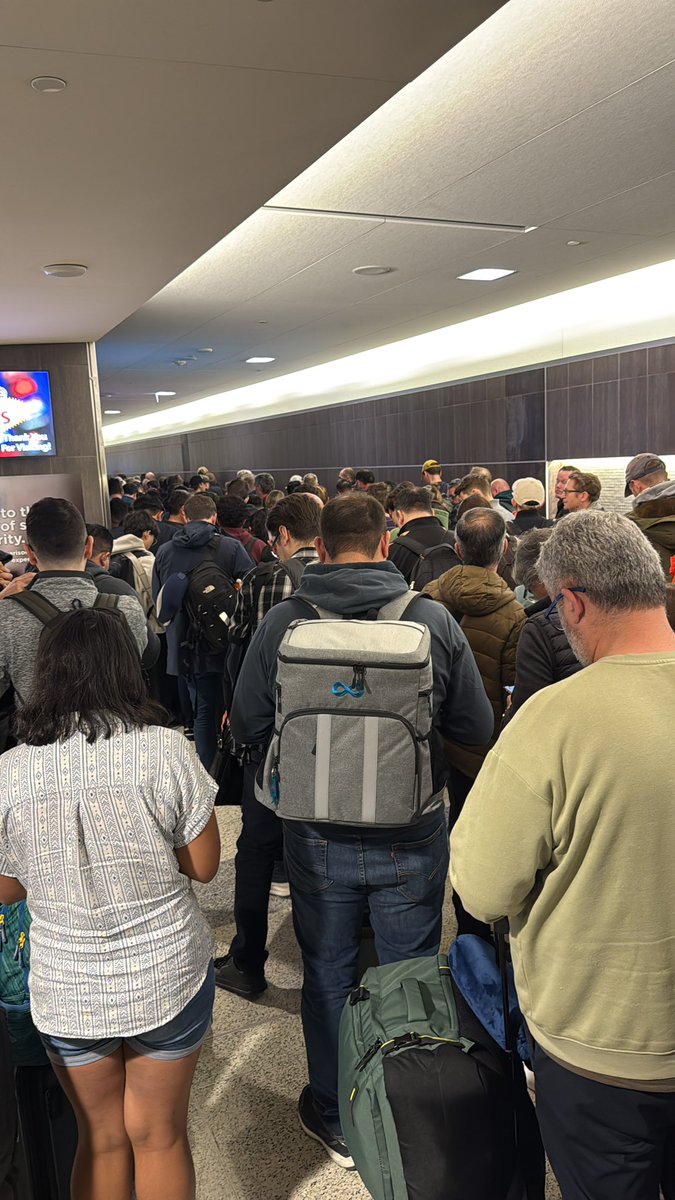 joegvon's tweet photo. #LAS #LasVegasAirport

Migration wait line https://t.co/so4T9Z7aPl