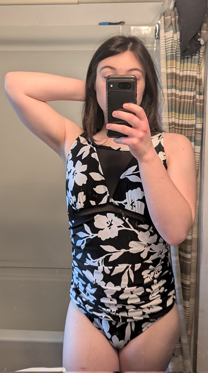 Bout to go swimming for the first time in over a year💦💖