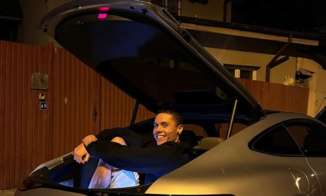 Piticigratis's tweet photo. Snobii s-au supărat foarte tare pe David Popovici pentru că și-a luat un Porsche de 150 000 de euro. 

Înotul nu e un sport popular. Mai toate sporturile în care nu te înfrunți direct un oponent, ci doar cu timpul lui sunt așa. Nu prind la mase.

Prind la pasionați de înot și la maniacii ăia care se uită la TOATE sporturile posibile. 

Omul de rând n-o să se uite niciodată la înot pentru sport în sine. O să se uite dacă e o încărcătură emoțională. Dacă e unul acolo care e foarte bun și are același steag pe chiloți ca și omul de rând pe buletin. 

Sigur, poți să tragi mândrie națională și din sporturi populare, ca fotbal. Dar să fii microbist trebuie să dedici timp serios sportului. Ore pe săptămână.

Competițiile de înot sunt rare și se termină rapid. Lipa-lipa, în 10 minute ai văzut ce a făcut David Popovici tot anul. 

Deci poți să te declari fan David Popovici cu investiție minimă de timp. 

Și asta atrage mulți oameni superficiali.

De-aia fanul David Popovici e diferit de fanul fotbal. Nu e fan sport pentru sport. E fan pentru NOBILITATEA adusă de performanța sportivă întregului neam. 

De-aia pentru el, David Popovici nu e un băiat talentat de 20 de ani care merită să se distreze cum are chef, că e totuși un copil.

Noo, pentru ei David e ideea de excelență, forma finală a spiritului uman, avatarul îndârjirii neamului. 

Cum să conducă avatarul îndârjirii neamului o mașină de fițe, ca un fotbalist ordinar? El trebuie să se ocupe de sferele înalte. Artă. Știință. Educație. 

Să își cumpere un telescop! Sau un batiscaf! 

Are o responsabilitate, nu să conducă o mașină mișto și să claxoneze gagici!

Dacă vrea respectul snobului, David Popovici trebuie să aibă valori serioase.  

Snobul nu și-ar lua niciodată mașină de 150 000 de euro, pentru că are valori. 

Și le are pentru că e mai ușor să zici „am valori” decât să zici „sunt sărac”.

Lăsați, bă, copilu' să se distreze cum are chef. După ce că sunteți săraci, mai sunteți și acri.