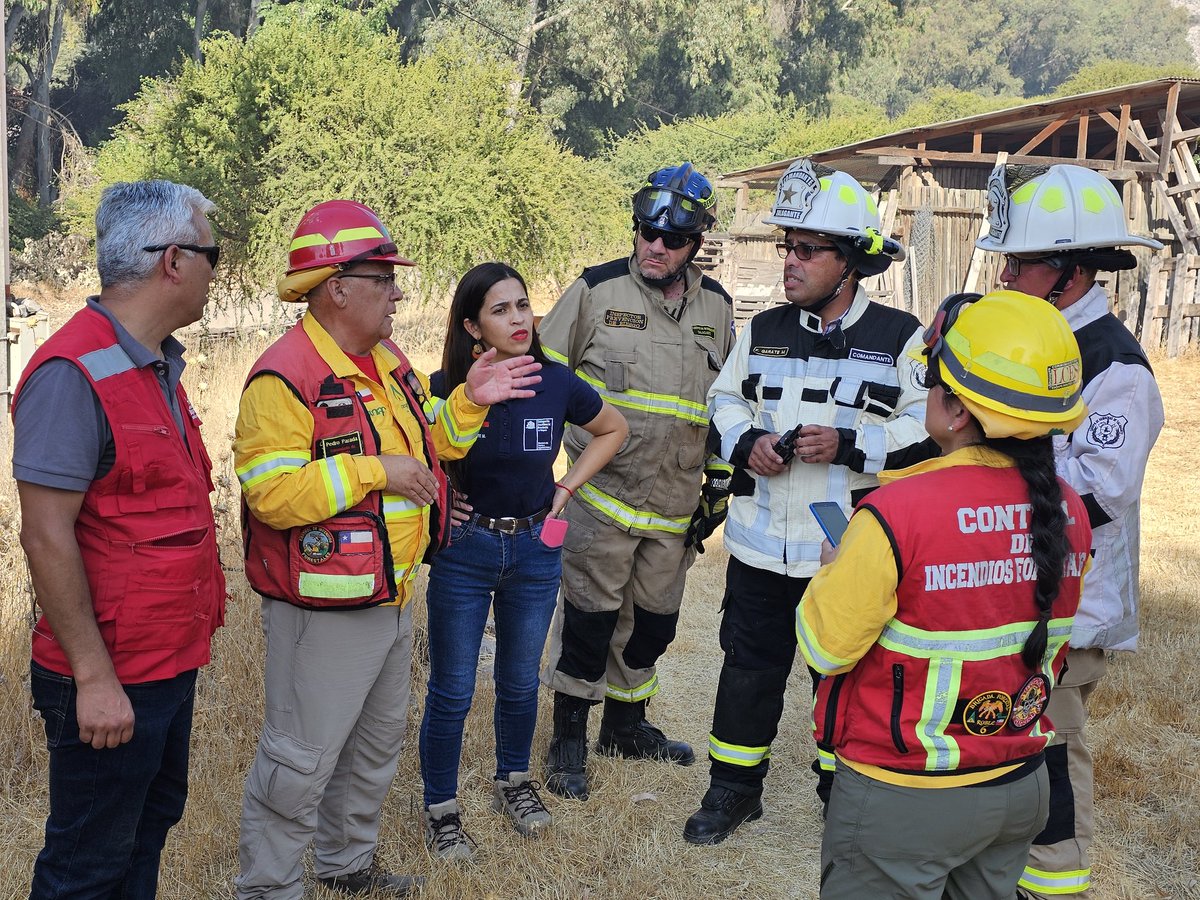 DPPTalagante's tweet photo. 18:10 hrs: Delegada Stephanie Duarte participa de coordinaciones junto a comandante de incidentes CONAF, Comandantes de Bomberos y Depto de Emergencia Municipal #Talagante, liderado por Hugo Vera. Empresa Santa Marta proporciona Camión Aljibe extra. Se suma Bomberos El Monte. #IF https://t.co/JdidWOTtLd