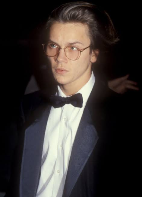 rivervisuals's tweet photo. river phoenix at golden globes (1989) https://t.co/8QxzfiPtfk