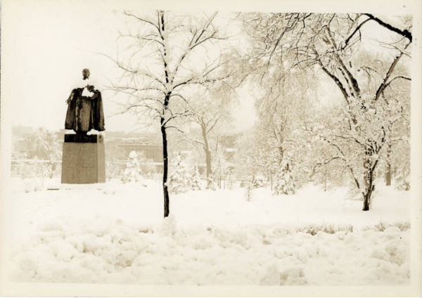 FordhamLibrary's tweet photo. The snowfall today wasn't quite as fluffy and picturesque as it was on this wintry day in 1944, but there's still a light dusting outside of Walsh Library. ⛄
#FordhamLibraries #FordhamUniversity #NotASnowDay https://t.co/HqCwmOdMjT