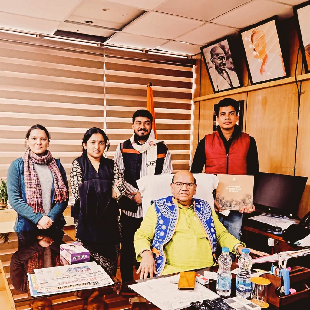 swaraj__shikha's tweet photo. एकलव्य स्कूल, ट्राइबल यूनिवर्सिटी, फॉरेस्ट एक्ट, जल-जंगल-जमीन से विदेशी छात्रवृति तक, @abvpjnu ने NCST अध्यक्ष श्री @AntarsinghArya जी से ST विद्यार्थियों की समस्याओं व समाधान पर विशेष चर्चा की और आयोग से जेएनयू आने का आग्रह किया जिससे विद्यार्थियों और आयोग में सीधा संवाद हो सके https://t.co/EBqSCJYQSc