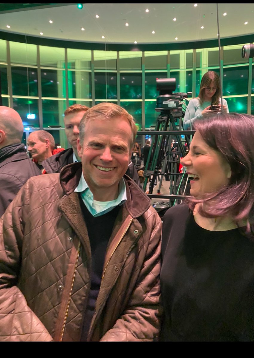 Nach dem Küchentischgespräch war ich heute in Lübeck um mal zu hören ob die Erkenntnisse aus dem Gespräch mit <a href="/roberthabeck/">Robert Habeck</a> schon im Wahlprogramm angekommen sind. Sind sie.
Starke Plädoyers für Europa und die Demokratie. Danke dafür und danke <a href="/al_baerbock/">Annalena Baerbock</a> für den kurzen Talk.