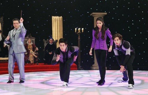 _silviaacebes_'s tweet photo. chicas no paro de llorar con los finales de disney channel https://t.co/RTz0MPR1zc