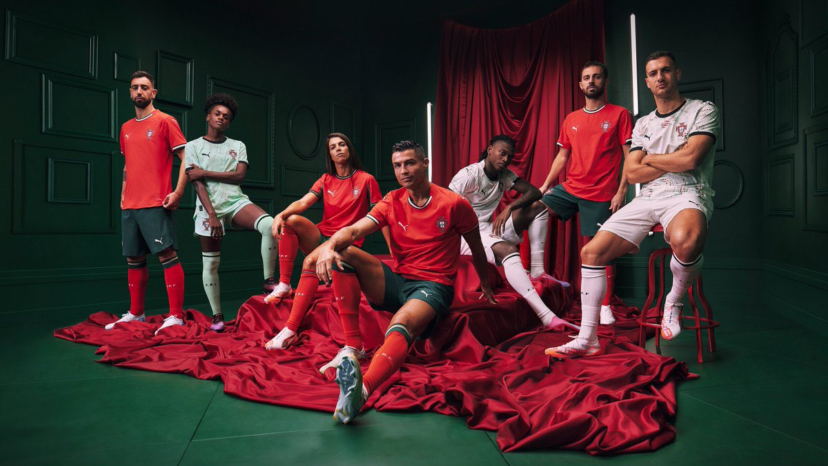 ActuFoot_'s tweet photo. 🚨 OFFICIEL ! 𝗣𝗨𝗠𝗔 𝗗𝗘́𝗩𝗢𝗜𝗟𝗘 𝗦𝗘𝗦 𝗣𝗥𝗘𝗠𝗜𝗘𝗥𝗦 𝗠𝗔𝗜���𝗟𝗢𝗧𝗦 𝗣𝗢𝗨𝗥 𝗟𝗘 𝗣𝗢𝗥𝗧𝗨𝗚𝗔𝗟 ! 🇵🇹👕

📸 @PumaFootball @SelecaoPortugal https://t.co/b30xZqbqsV