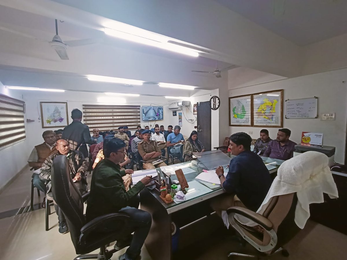 AeroDbariya's tweet photo. નાયબ કલેકટર અને પ્રાંત અધિકારી દેવગઢ બારીઆના  અઘ્યક્ષસ્થાને તાલુકા સંકલન સમિતિની બેઠક યોજાઈ, દેવગઢ બારીઆ તાલુકાની સંકલન બેઠકમાં રજૂ કરાયેલ વિવિધ મુદ્દાઓ અંગે સંબંધિત અધિકારીઓને સૂચનો કરવામાં આવ્યા. @CollectorDahod  @office_sdm https://t.co/TjhcWwsRA8