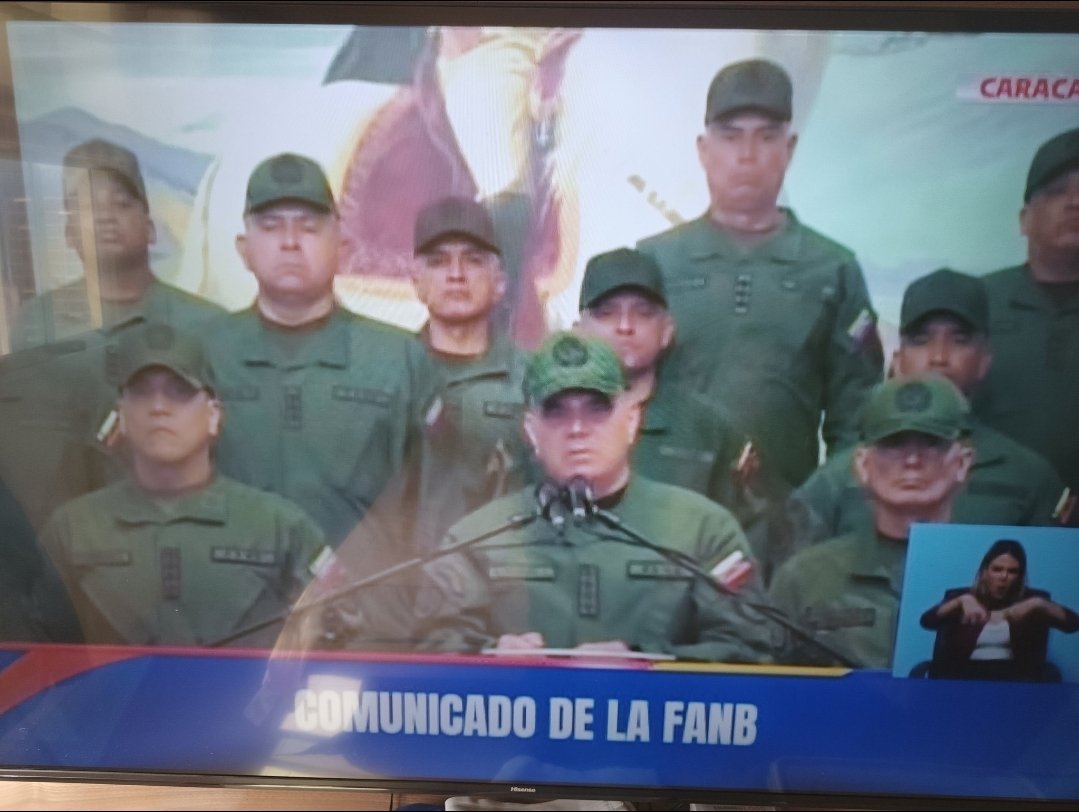 MiguelContigo's tweet photo. Creo que a Padrino le incomodó que el presidente Edmundo González hablara a la Fuerza Armada Nacional como su próximo Comandante en Jefe. 
Nicolás Maduro delegó en el ministro de la dictadura responderle a González, no solo porque él no es en realidad el actual comandante en jefe, sino porque sabe de sobra que también entre los militares, la votación del 28 de Julio decidió que González sea el nuevo líder de la Fuerza Armada.
Padrino se lanzó unas ofensas contra el Presidente González, rodeado de los privilegiados del cogollo militar de la dictadura. Pero sabe que fuera de ese círculo, también él está dejando de ser el Ministro de la Defensa.
#6Enero