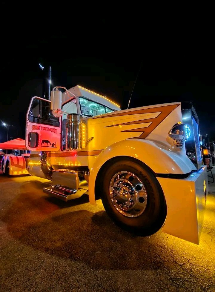 GregHender44097's tweet photo. Some of these #freightliner I tell ya looking good Mr. Couch representing Jesus on wheels with this beauty seen around d #truckshow scene NEW TESTAMENT always great seeing you buddy😀see ya at the b8g show #mats2025 #keepontruckin #hotrig PS yes this #truck actually hauls n 💵💰 https://t.co/ohQbl5HW4R