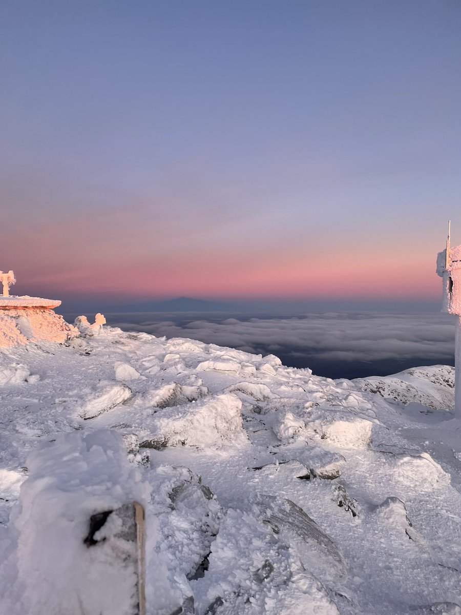 ThePeteEdwards's tweet photo. First sunrise at the summit this morning. These excellent conditions won’t last long however as extreme winds will be returning to the summit as soon as tomorrow https://t.co/Z36CPJCxAZ