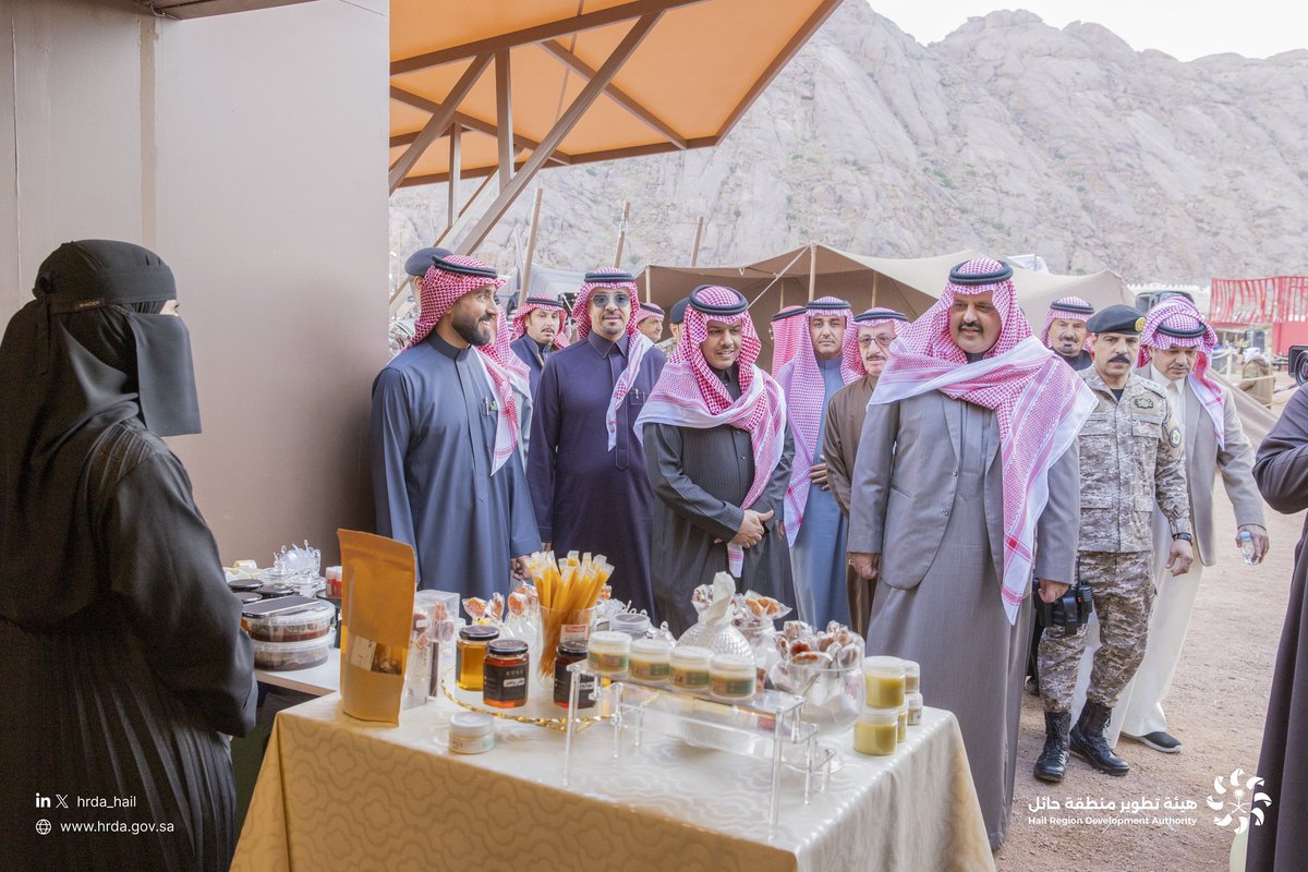 #أمير_منطقة_حائل ، رئيس مجلس #هيئة_تطوير_حائل  يدشن مهرجان العسل الرابع بالمنطقة، ويكرّم الهيئة نظير رعايتها المهرجان، وتسلم التكريم الرئيس التنفيذي أ.عمر العبدالجبار.
