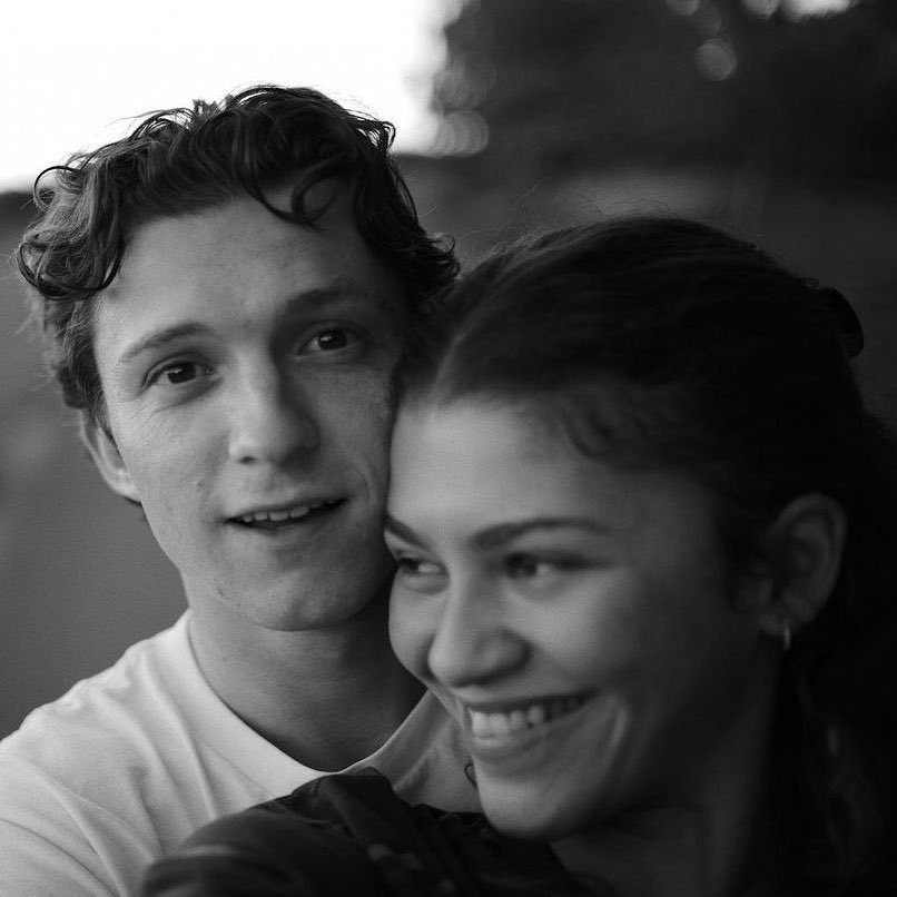la verdad estoy demasiado feliz por el, se merece ser el hombre mas feliz del mundo. Se merecen el uno al otro por favor no puedo creer que ya se comprometieron,que feliz me siento por tom y por zendaya,un amor así es lo que todas deseamos algún día. Duradero, perseverante y real