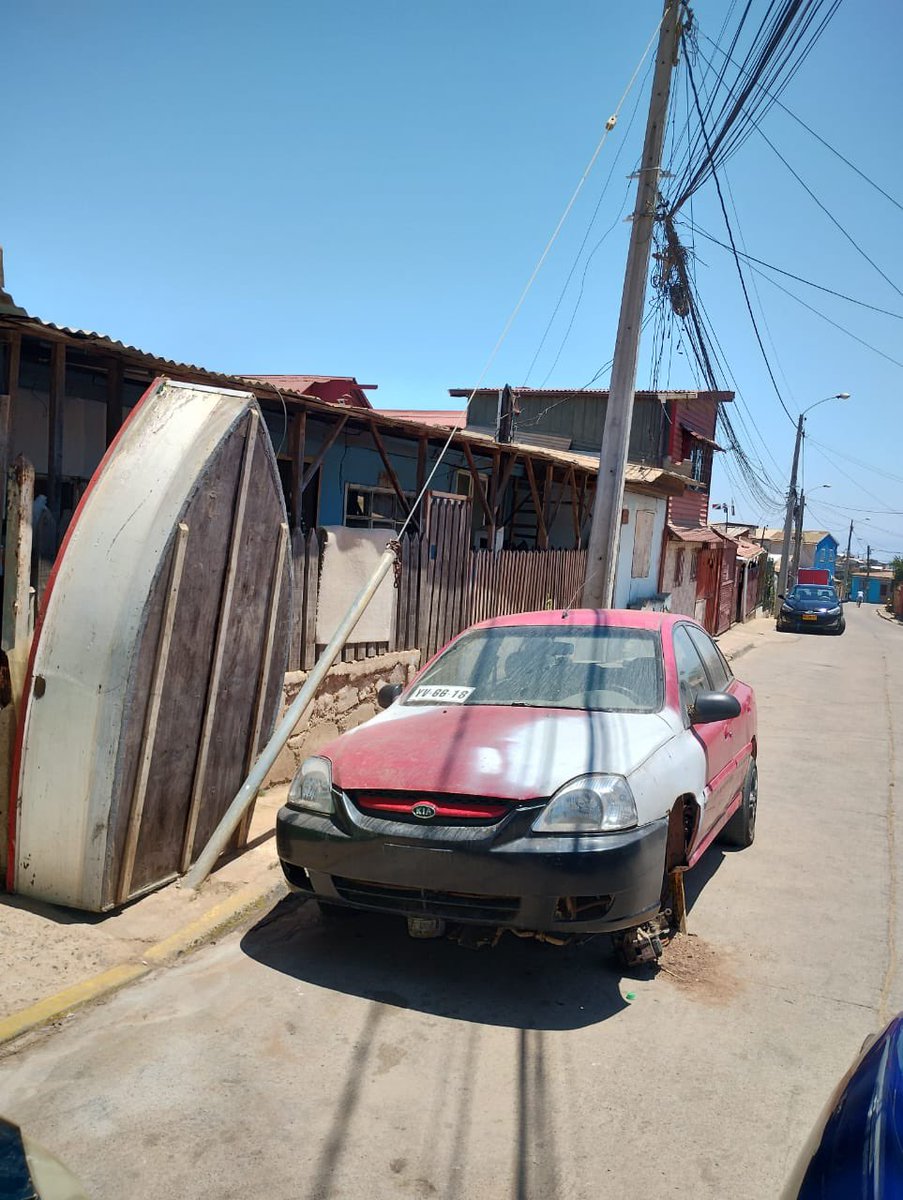 Cote_Fuenzalid's tweet photo. @vinadelmar @MacaRipa estimados, a quién hay que dirigirse para pedir el retiro de estos autos abandonados? Estos se encuentran hace ya varios días en calle Rio Laja población Riquelme- Forestal.  
¡Quedo atenta! https://t.co/vYdFLqSzEU