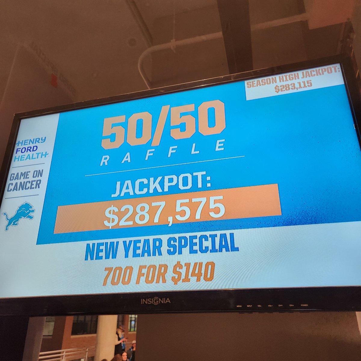 GameOnCancerDET's tweet image. 🏈💙 Last night, the @Lions secured their first-ever #1 seed in the NFC in team history AND #GameOnCancer’s 50/50 raffle hit a record-breaking $336,020 jackpot – the highest of the season! Huge thanks to our amazing volunteers from @UPS &amp;amp; @JNJInnovMed for making it happen 💪
