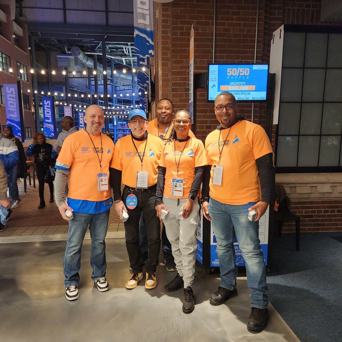 GameOnCancerDET's tweet image. 🏈💙 Last night, the @Lions secured their first-ever #1 seed in the NFC in team history AND #GameOnCancer’s 50/50 raffle hit a record-breaking $336,020 jackpot – the highest of the season! Huge thanks to our amazing volunteers from @UPS &amp;amp; @JNJInnovMed for making it happen 💪