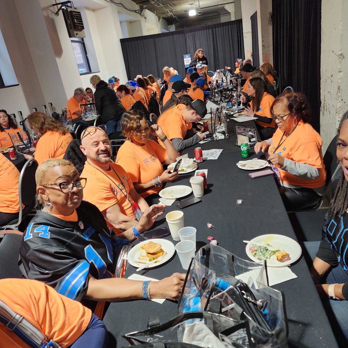 GameOnCancerDET's tweet image. 🏈💙 Last night, the @Lions secured their first-ever #1 seed in the NFC in team history AND #GameOnCancer’s 50/50 raffle hit a record-breaking $336,020 jackpot – the highest of the season! Huge thanks to our amazing volunteers from @UPS &amp;amp; @JNJInnovMed for making it happen 💪