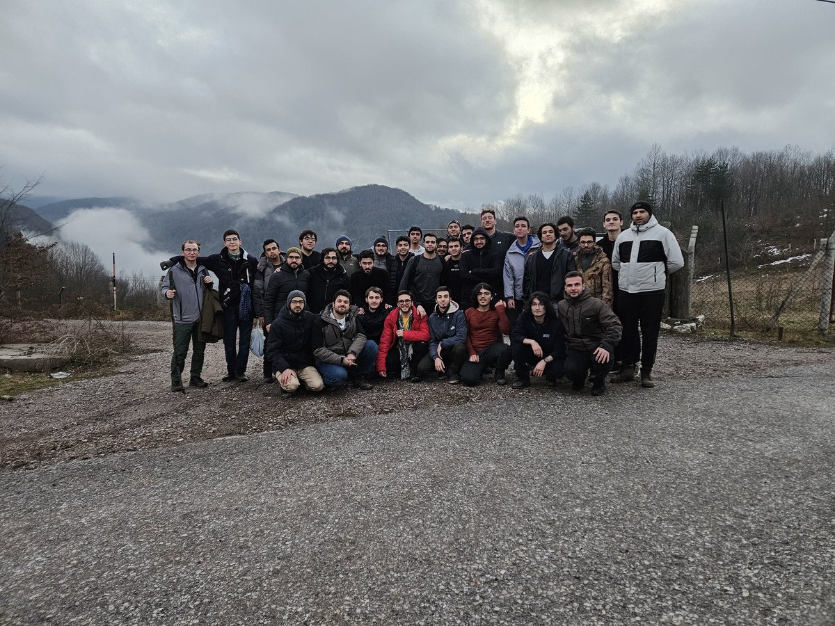 Geleneksel doğa yürüyüşümüzü yılın ilk pazarında Kocaeli Başiskele’de gerçekleştirdik. Finaller öncesi stres attığımız, soğuk hava ve zorlu patikaya rağmen muhabbetin sıcaklığıyla saatin kaç olduğunu unuttuğumuz keyifli bir yürüyüşü geride bıraktık.