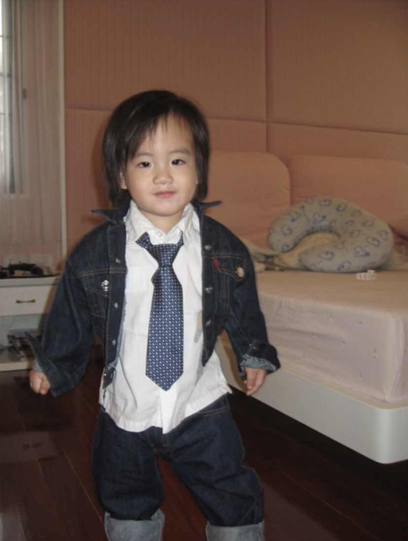 shawtyphu's tweet image. เท่มั้ยม๊าา ซ้อมเท่มาตั้งแต่จิ๋วแล้วด้วยซ้ำ