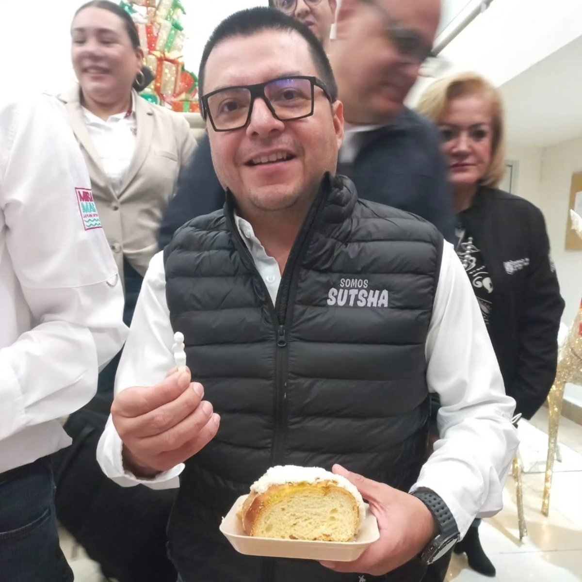 AzaelPortillo's tweet photo. ¡Feliz Día de Reyes!👑 
Excelente inicio de semana. 🙌🏼🤗

@SUTSHA #CdMadero https://t.co/tiqt5iCKuO
