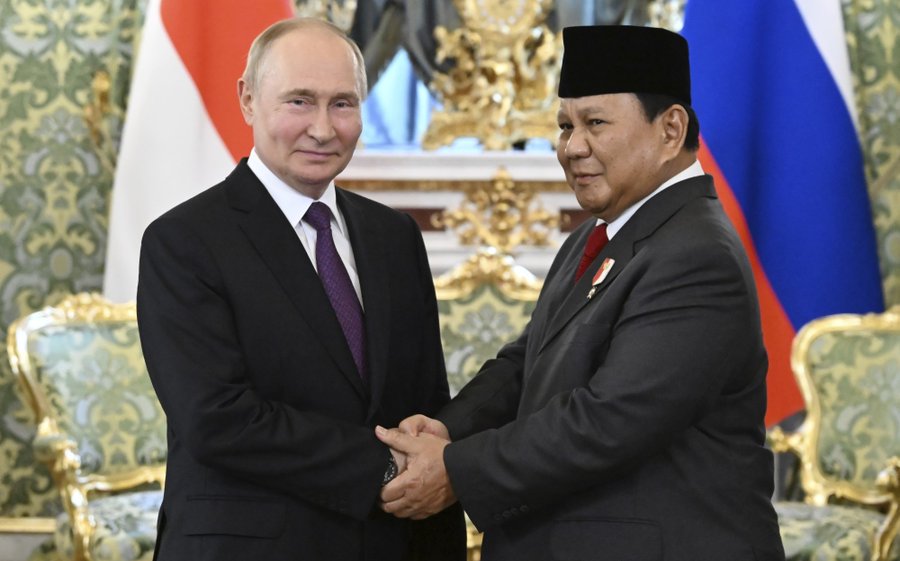 Rambhakt980's tweet photo. 🇮🇩 Indonesia has officially become a full member of BRICS! 

This expansion marks a new chapter for the bloc, enhancing its influence in global economics and politics. #BRICS #Indonesia #GlobalEconomy https://t.co/phKBugQwrL