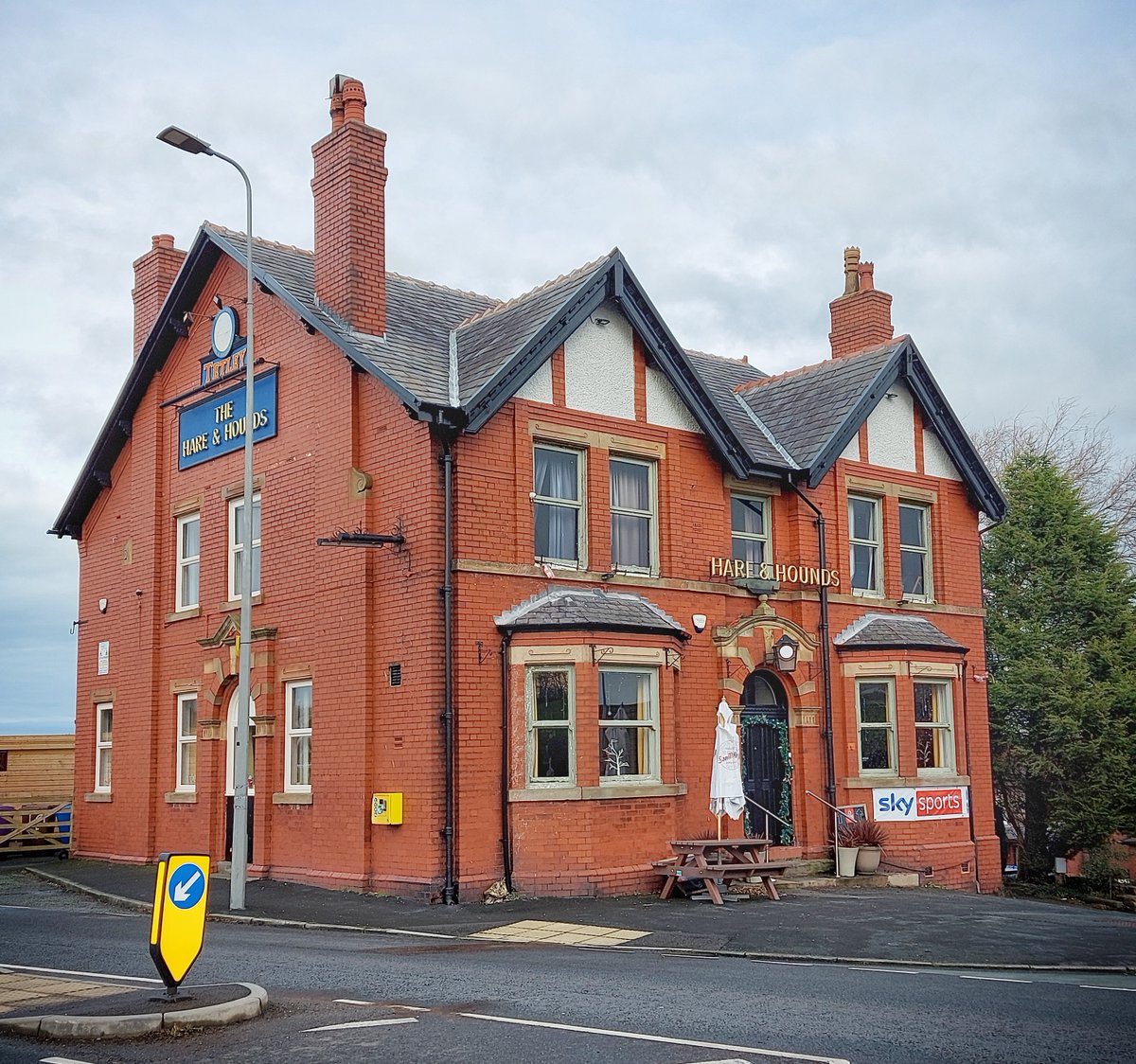 The solid and dependable Hare &amp; Hounds, Longshaw, #Billinge, right on the #Wigan / #StHelens Borough borders. A welcome sight when walking 10+ mile loops through the countryside between the two. #PubFrontFriday #Lancashire
📷 My own, 2024.
