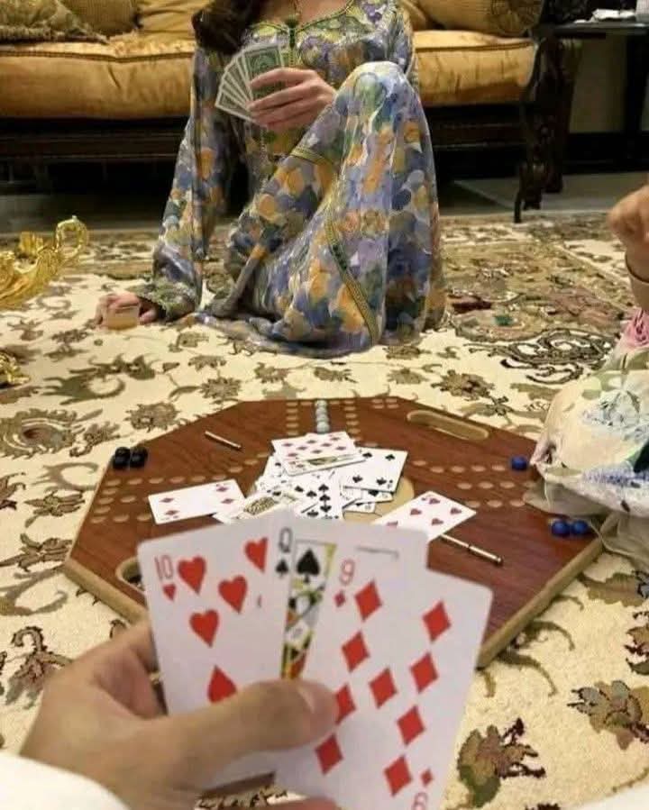 سو مجھ کو ہار کے رکھنا پڑا ہے اپنا بھرم
وہ داؤ کھیل رہی تھی میرے سکھائے ہوئے! 🖤