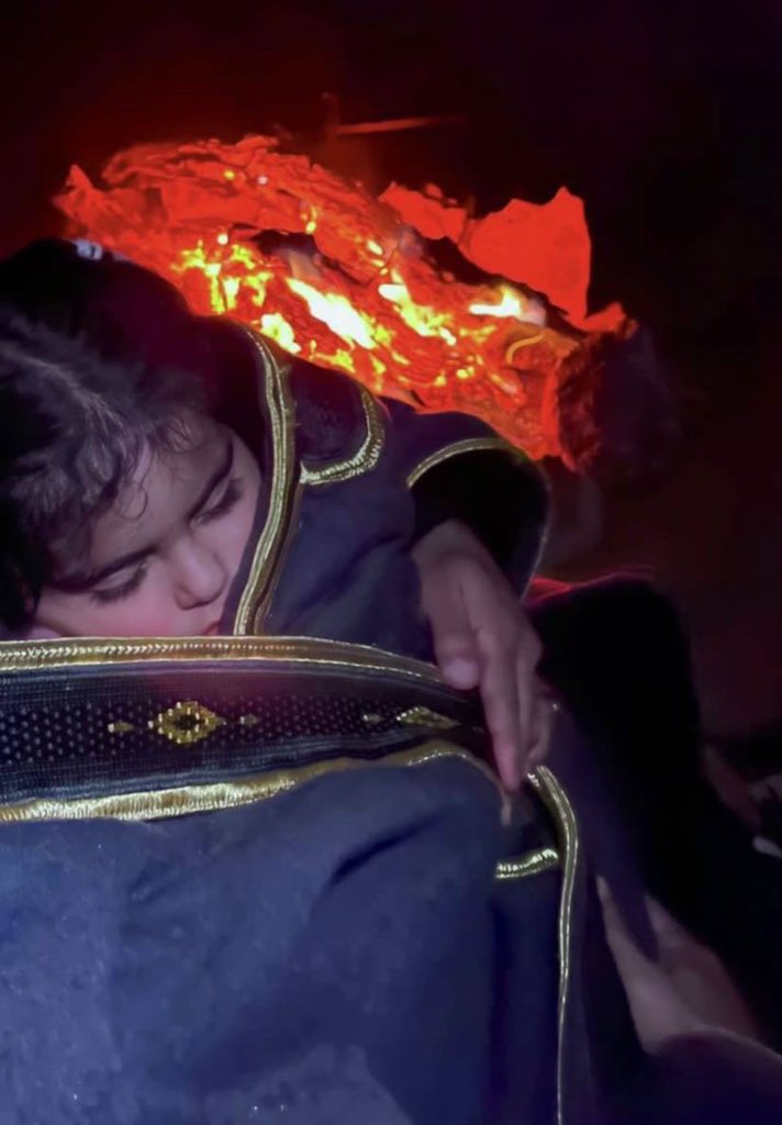 "تعالي في ذرى بشتي تدفّي مايجيك البرد
وفي صدري مكانك عن شقى الدنيا ومتاعبها "