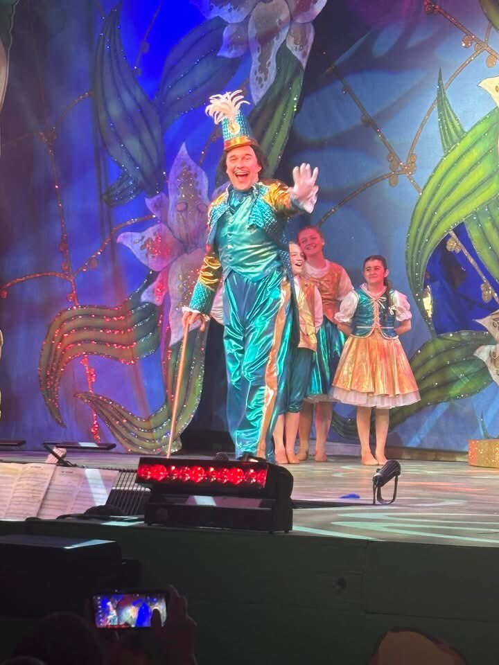 WinkTaylor1's tweet photo. Last night I took my final bow at the @Staff_Gatehouse for @Imagine_Theatre. It is a pleasure to present material for the whole family, so many thanks to @comedypotts and @GaryStevenshome for allowing me. Happy 2025. https://t.co/xLGn45DNbS
