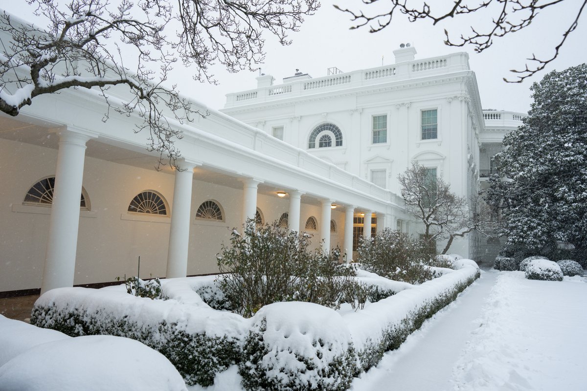 A snowy White House. ☃️