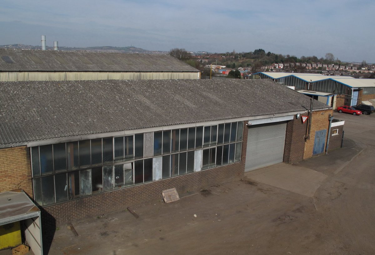PallMallEstates's tweet photo. 📢 Unit 3 (5,840 sq. ft) on Hayes Lane in Lye, #WestMidlands is available to let on flexible terms.

📌 Hayes Lane is situated less than 6⃣ miles from the M5 motorway. It offers road access to Junction 3 of the M5 via the A458 &amp; Manor Way near #Halesowen:

https://t.co/MY7qYoYAa8 https://t.co/jXGsGlXLwB