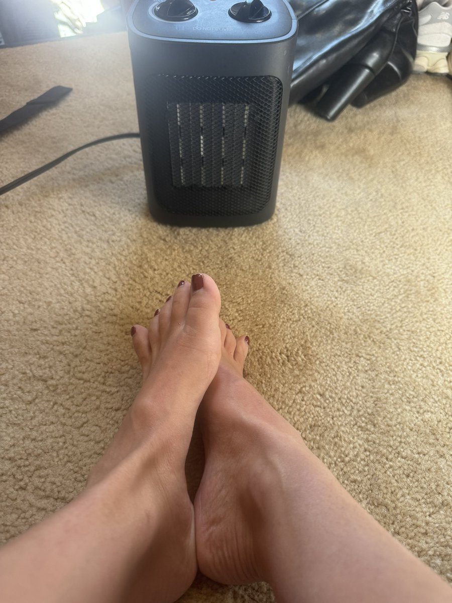 a_sscott's tweet photo. https://t.co/TXnKGcVy6d
Staying nice and warm with the heater #feet #feetpics #feetfinder #redtoes #footfetish https://t.co/z1Ct6oqHuz