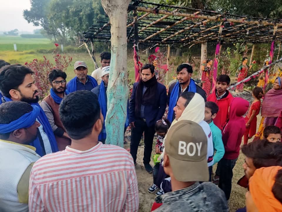 AmarJPaswan's tweet photo. बहुजन महापुरुषों के सम्मान के साथ खिलवाड़ बर्दाश्त नहीं किया जाएगा।

कुलदेवता राजा शैलेश के गहबर को दरभंगा जिले के भालपट्टी में असामाजिक जातिवादी तत्वों द्वारा 02/01/2025 को जला दिया गया था, वहां पहुंचकर मामले की विस्तृत जानकारी लिया तथा संबंधित थानाध्यक्ष और जिम्मेदार प्रशासनिक पदाधिकारियों से वार्ता कर घटना में संलिप्त नामजद आरोपियों की 10 जनवरी 2025 तक गिरफ्तारी का अल्टीमेटम दिया, विफल होने पर दरभंगा बंद किया जाएगा और 11 जनवरी 2025 को मुख्यमंत्री नीतीश कुमार की दरभंगा में होने वाले प्रगति यात्रा का विरोध किया जाएगा।