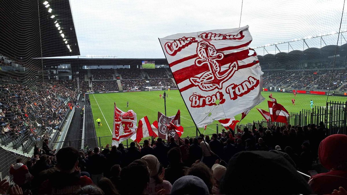 CelticUltras's tweet image. [05/01/2025 - L1 - J16 - ANGERS - BREST] 

Un car CU01 au départ de Brest pour cette première défaite de l’année à Angers. 

Celtic Ultras 2001.
