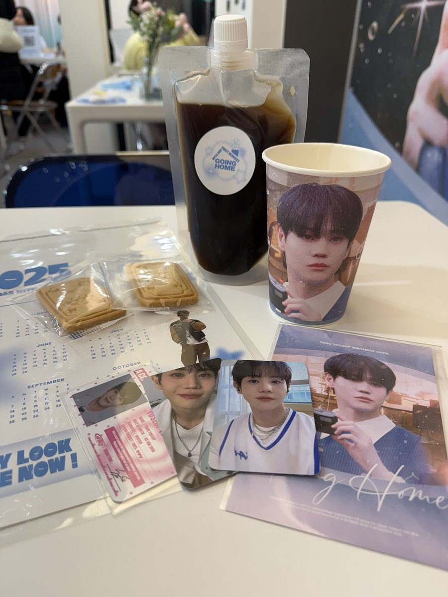 📍스튜디오 앱트 

컵홀더가 예뻐서 꼭 가고 싶었던 곳이다!! 여기 포토존은 진짜 꿈의 덕질 공간처럼 꾸며져 있어서 사진 찍기 좋았다!! 마지막으로 간 곳인데 마감이라고 선물도 많이 챙겨주셔서 양손가득 행복하게 귀가했다 🩵

#GOING_HOME_YS
#2025년도_요섭이와_꼬잉꼬잉
<a href="/GOING_HOME_YS/">GOING HOME</a>