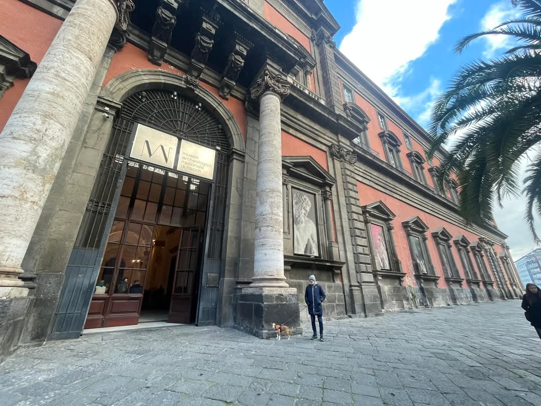 Ricordate le lunghe file al MANN, sotto la pioggia, pur di entrare?
Domenica gratuita ai musei, ore 10:00: il vuoto.
Nessuno fuori al Museo.
É l'effetto del cambio del direttore? Il post-feste?
Oppure è il risultato di una politica turistica abbandonata al “fai da te”?