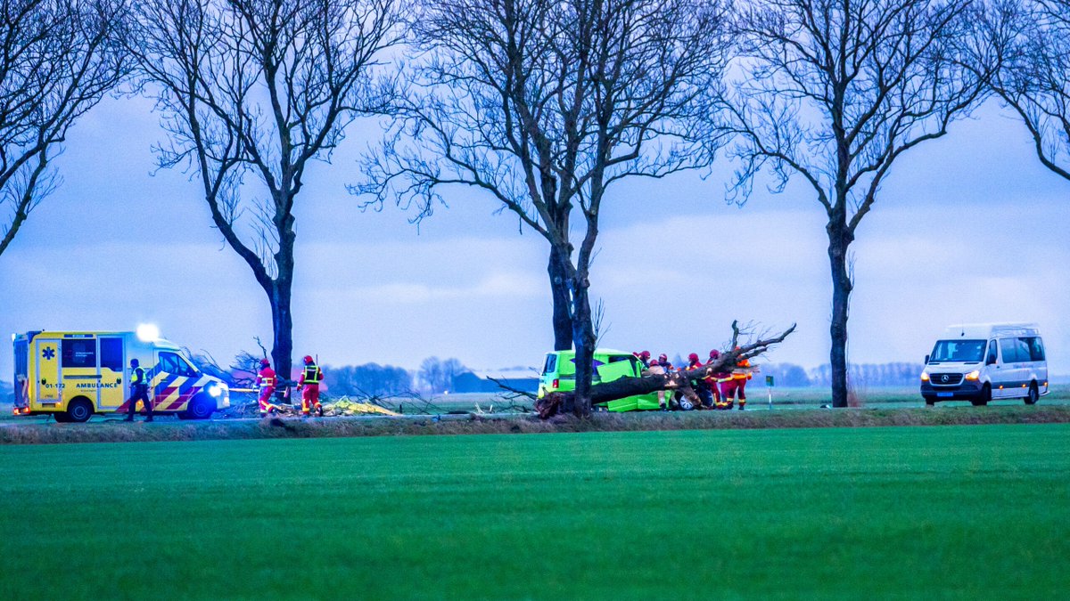 Boom valt op rijdende auto bij Nieuwolda

Lees meer op:  buff.ly/408EfCj
