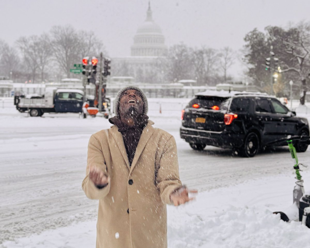 aharrisTV's tweet photo. The cold never bothered me anyway! ❄️ #DCWeatherNow ☃️ https://t.co/a2wOOoi8zj