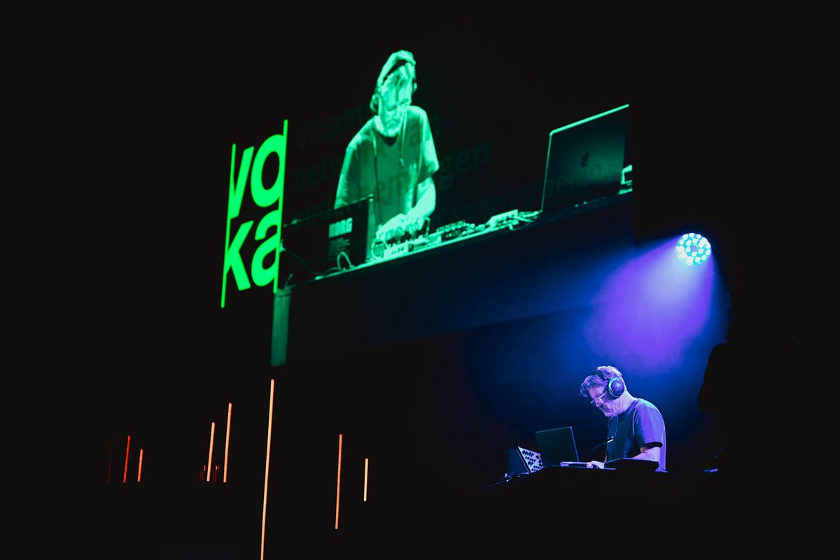 Aftrap van de Voka nieuwjaarsreceptie met 800 genodigden in Bozar. Met muziek van en door Toon Bosschaert: een scheut elektronica, een vleugje AI en bakken talent