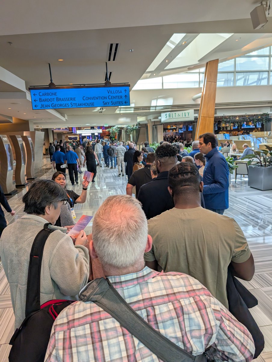 miccinn's tweet image. 10時半から配布するSphereで明日開催のDELTA Keynoteに並んでるナウ

ariaは以外と穴場かな？😅

#CES2025 #CES #JapanTech #VenetianEXPO #Eureka