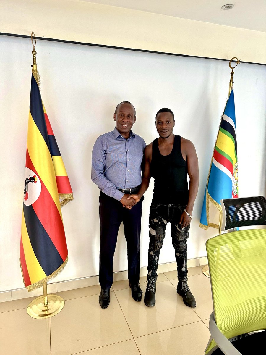 Fleckdeejay's tweet photo. So far Guuli Alien 5 : 2 PALLASO 🤣🤣🤣 https://t.co/G3Tlx9Rdg8