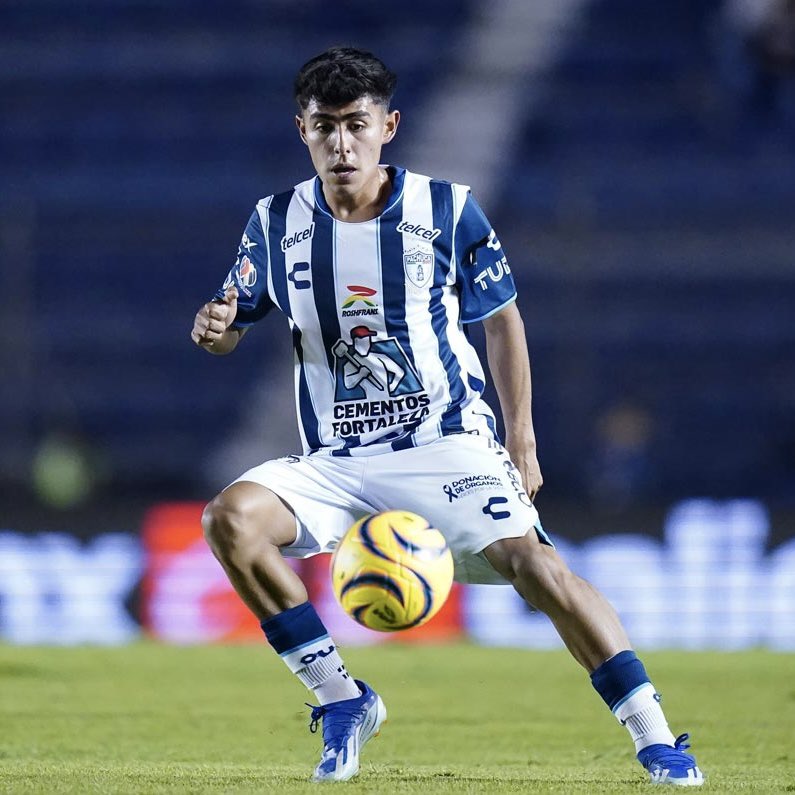 Tim09_'s tweet image. Ein interessanter Mann als 6er/8er wäre Elias Montiel von Pachuca in Mexiko. Der 19 Jährige ist Stammspieler in auf der Doppelsechs und bringt ein spannendes Profil mit.
Körperlich muss er noch zulegen, aber dafür hat er ein sehr gutes Spielverständnis.