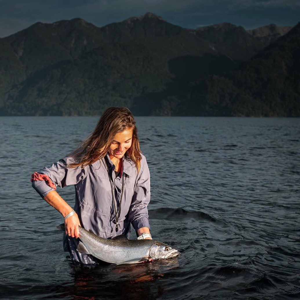 💥Getting Epic in Chile 🇨🇱 Epic Ambassador @mpaflyfishing with a bar of silver 👌🏽. 📸 <a href="/jjayestaran/">Juan José Ayestarán</a> - <a href="/huellas_chile/">Fundación Huellas</a> #epicpeople #epicflyrods #flyfishing #girlswhofish