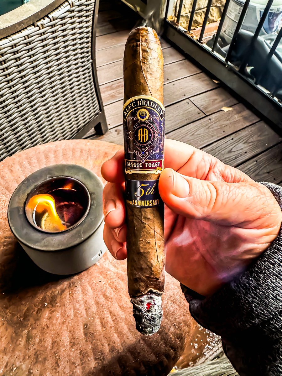 stogiedad's tweet photo. Busy Monday, back to the grind for sure. Going to finish up from the porch with a very nice @alecbradley #MagicToast 5th Anniversary. #nowsmoking #CigarLife #BOTL #CigarsOnX #watchoftheday #Hamilton #Khaki #Scuba https://t.co/W4pXIH6owV